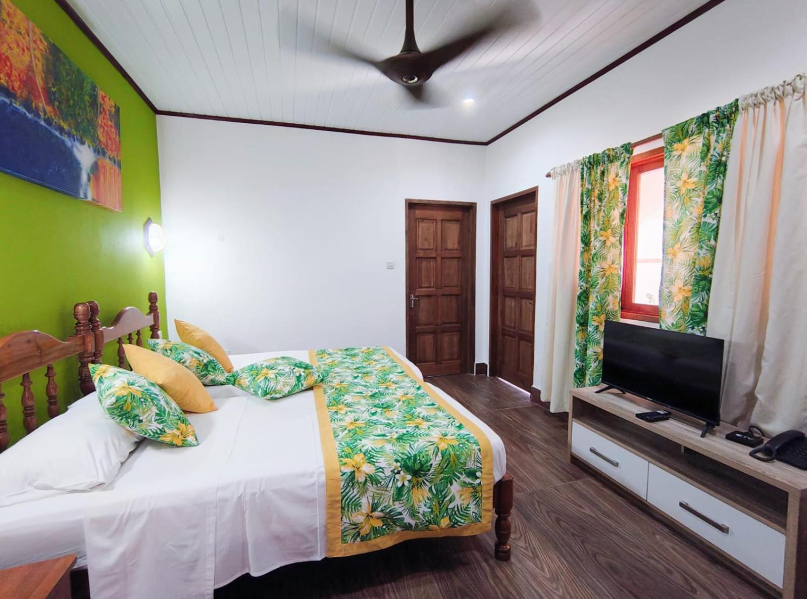 The Islander Hotel Grand Anse  ภายนอก รูปภาพ